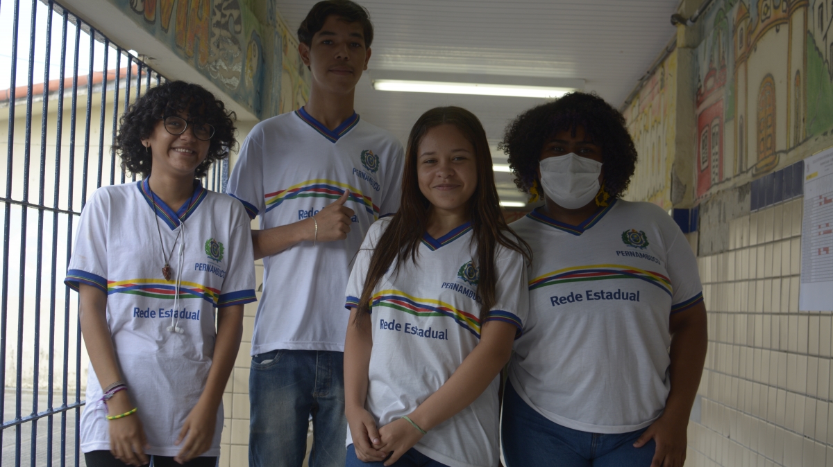 Verônica (de óculos), Gabriel, Ryanna (no centro) e Noemà (de máscara) são alunos da Erem Escritor Paulo Cavalcanti. Foto: João Velozo