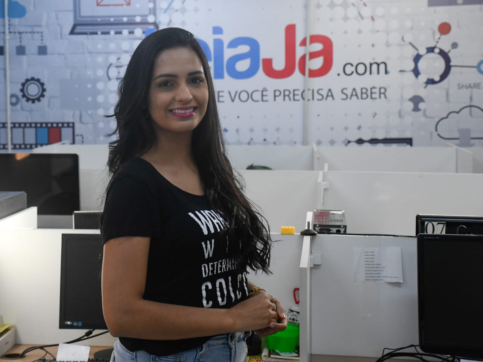 Mulher de camisa preta sorrindo